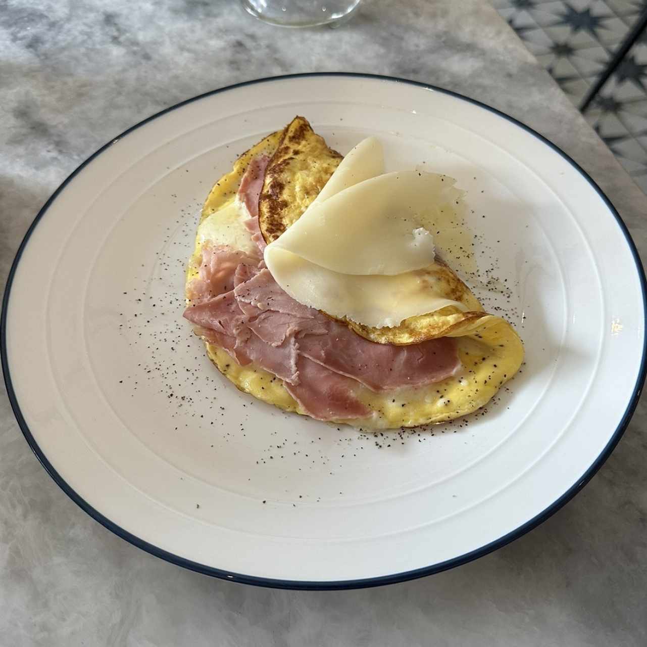Omelette de jamón y queso 