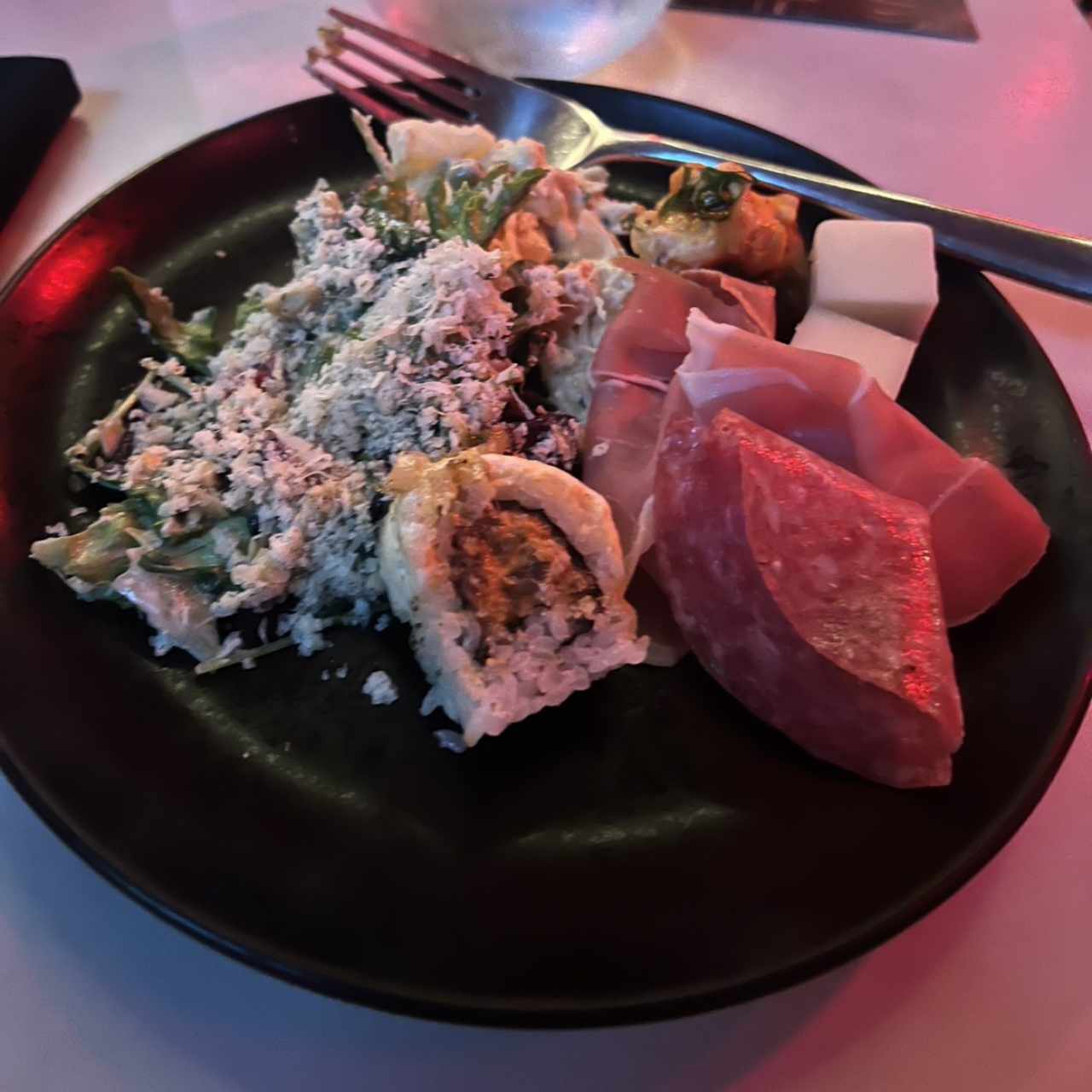 Buffet con ensalada, sushis