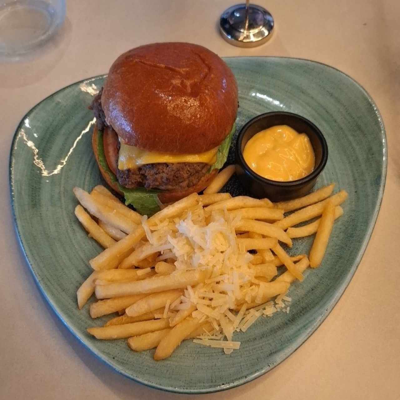 Burger con guarnicion de papas trufadas