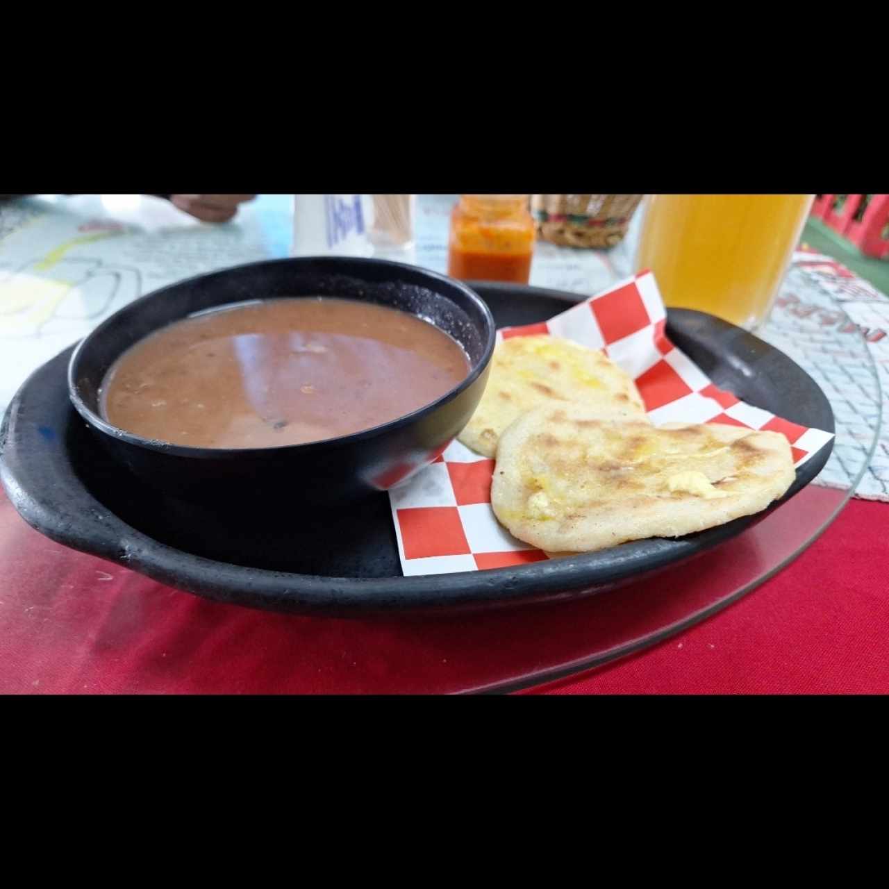 Frijoles con arepas 
