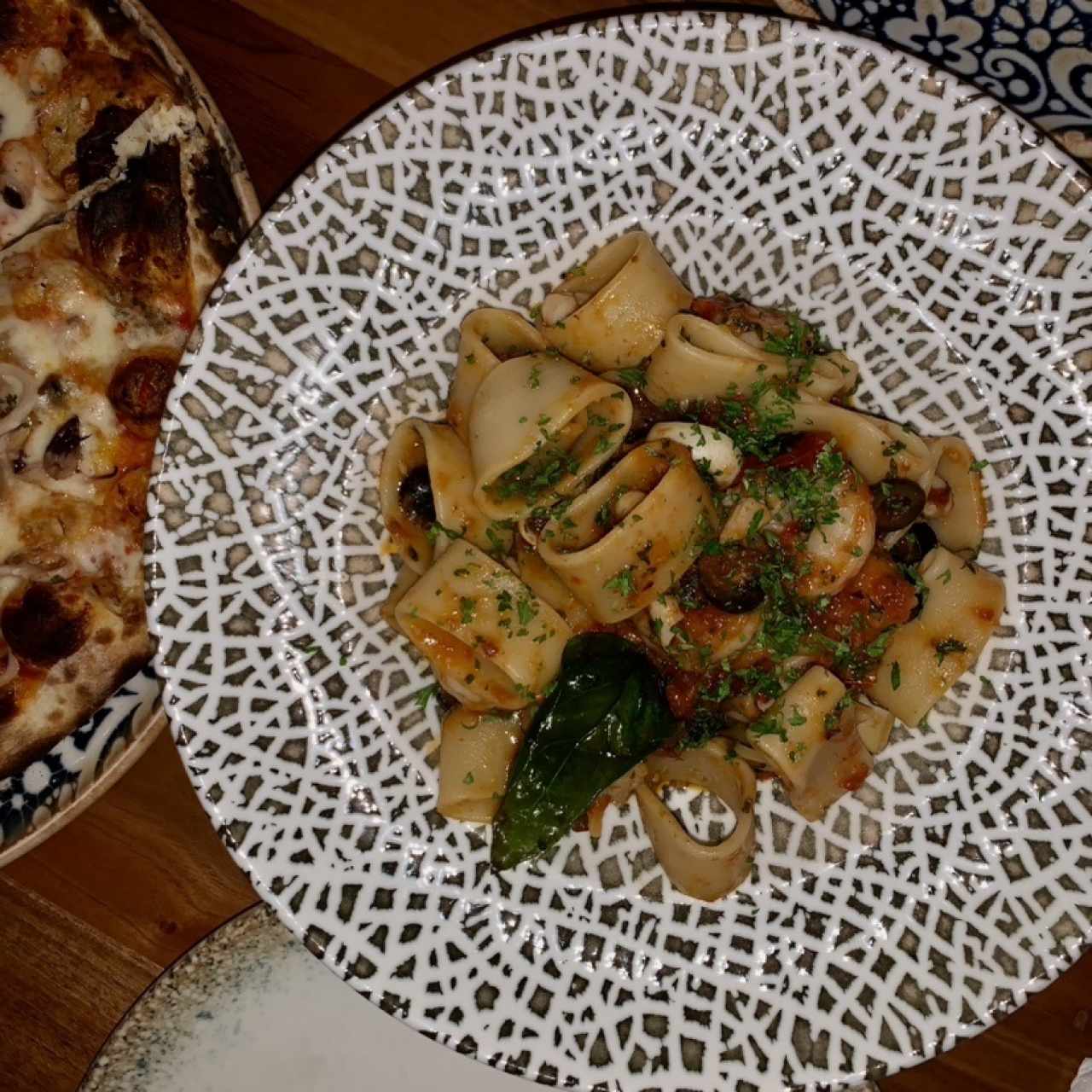 Pasta rigatoni con langostinos y aceitunas