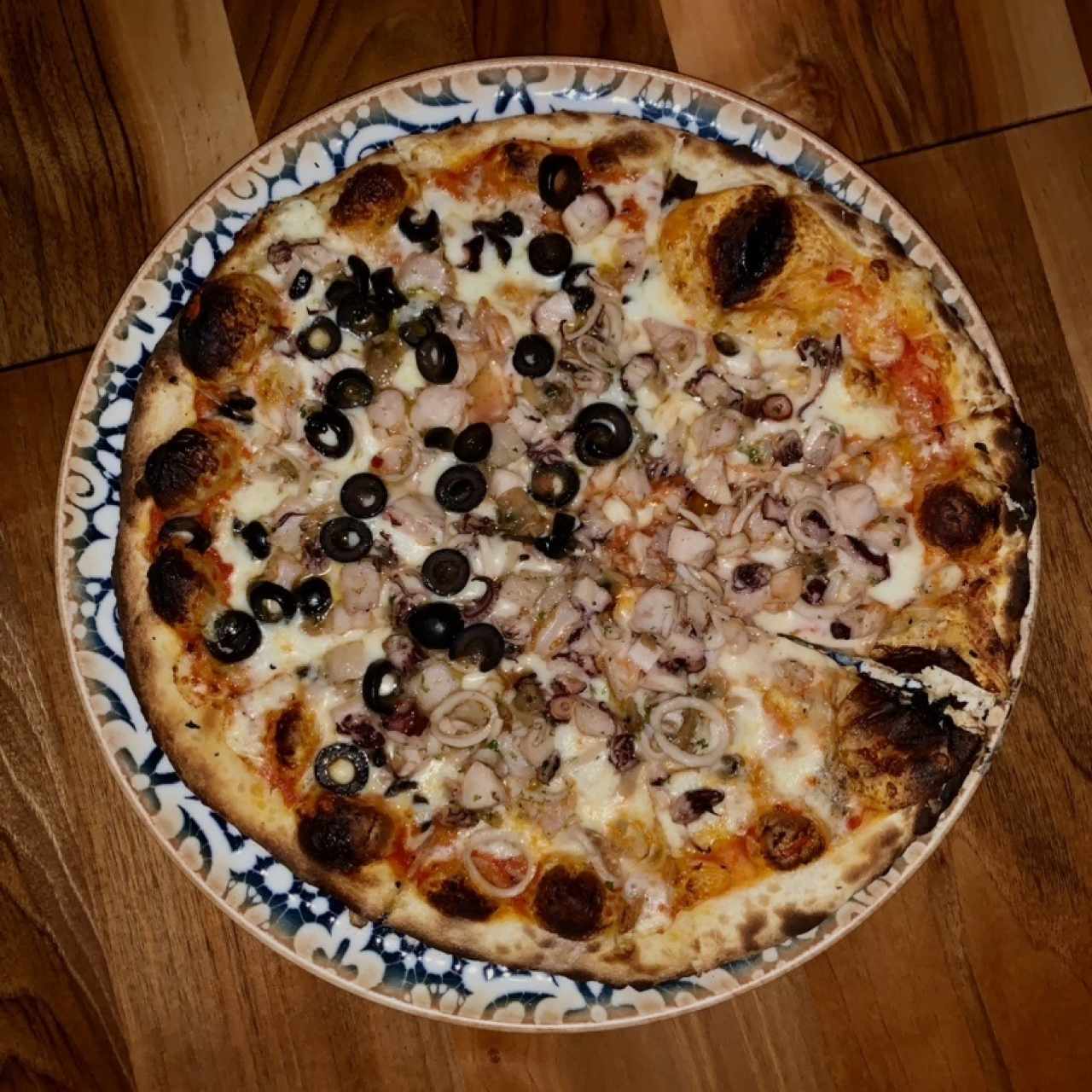 Pizza con mariscos y aceitunas extras