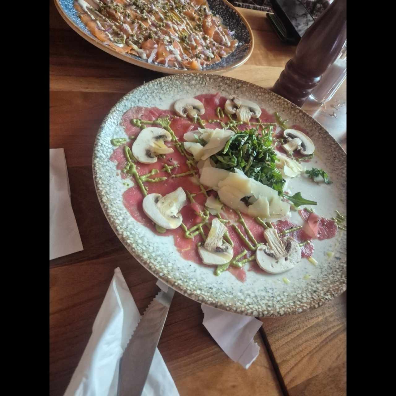 carpaccios de salmón y res