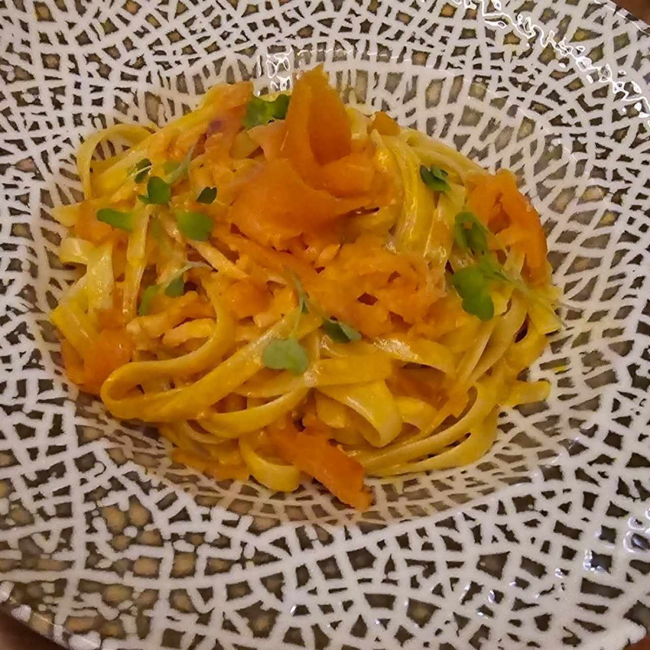 Fettucine alla Crema Rosa di Salmone e Vodka
