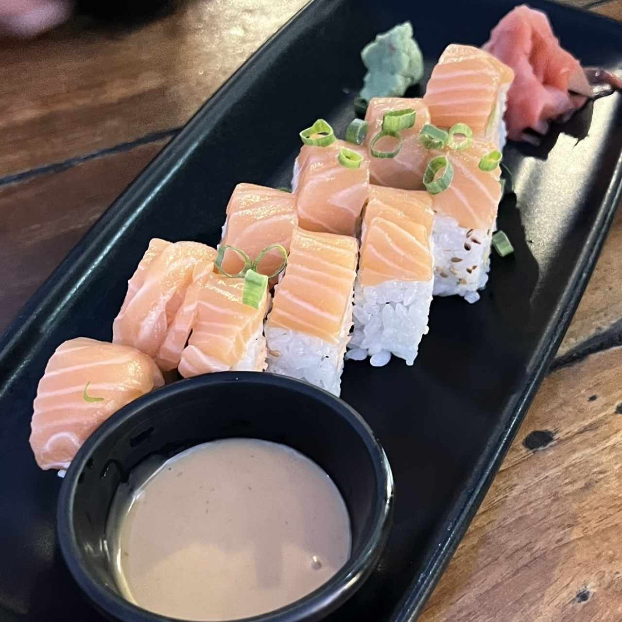 Salmon especial roll