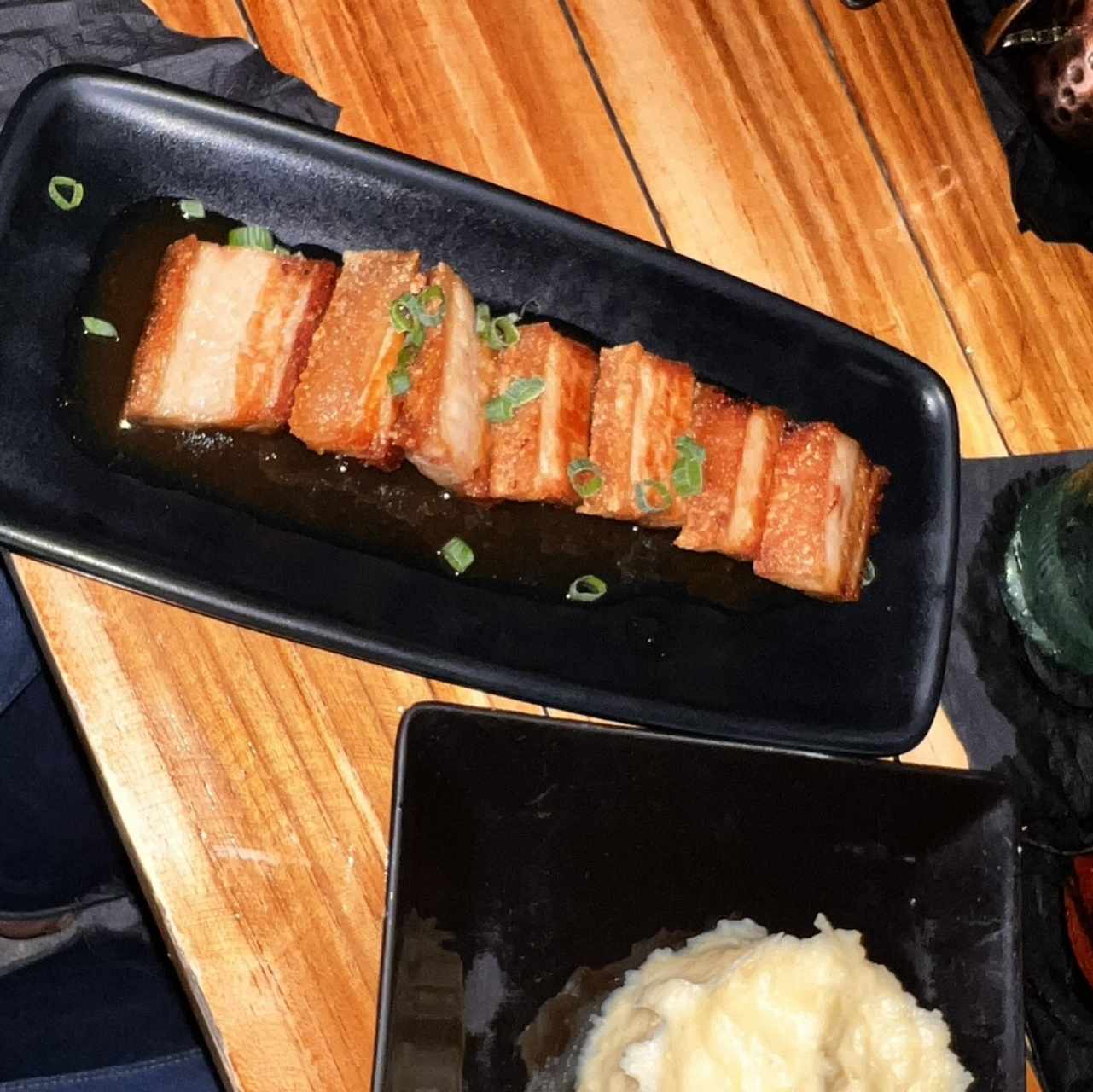 Pork Belly en Salsa de Tamarindo y pure de papas 