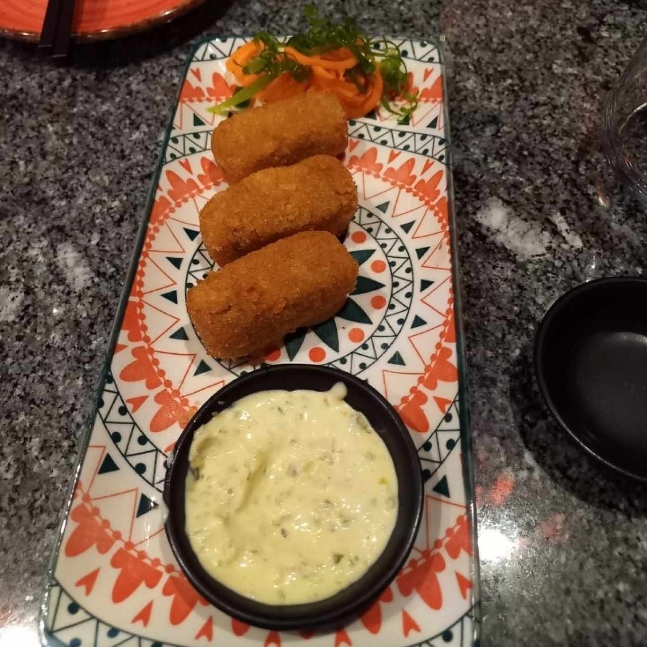 entrada croquetas de salmón vienen 5 pero cuando tome la foto ya habíamos comido jejeje