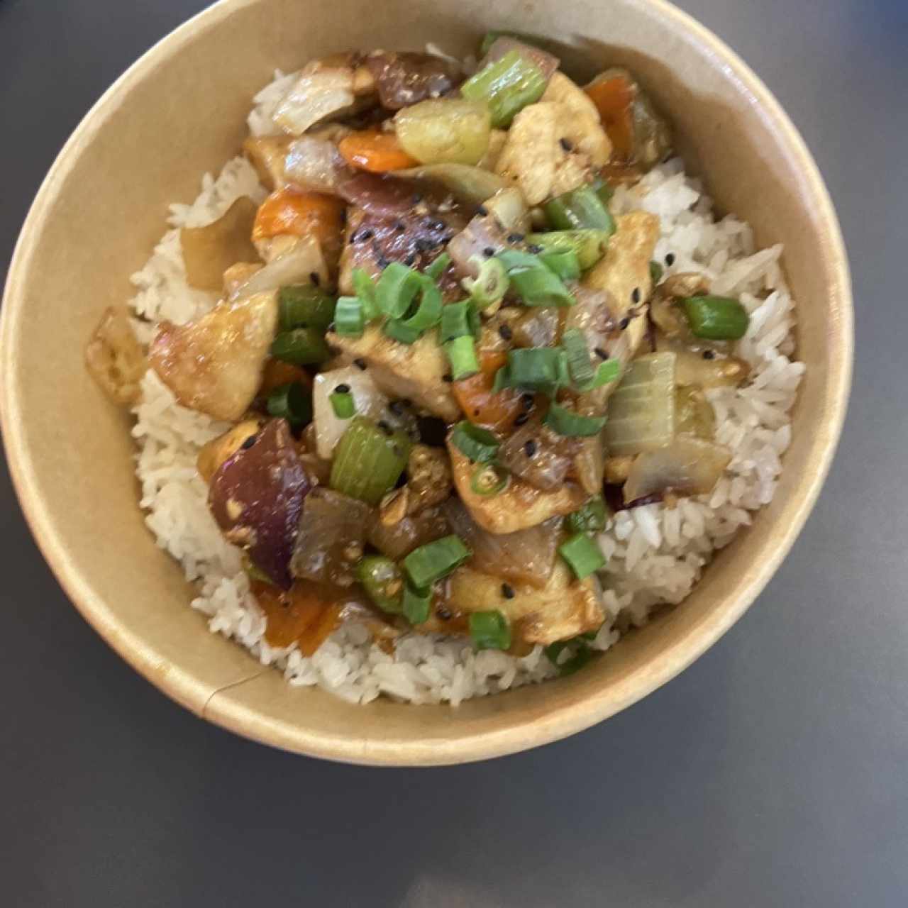 Bowl de arroz con pollo y vegetales