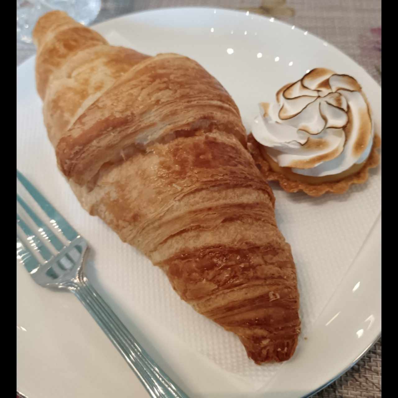 Croissant deli y mini pie de maracuya 