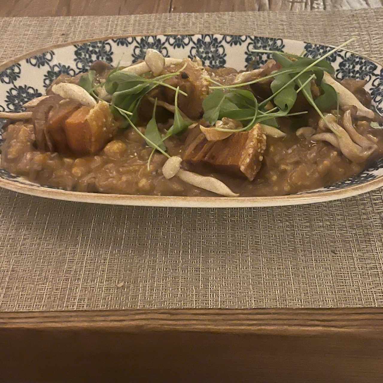 Risotto de hongos con aceite de trufas y chicharron