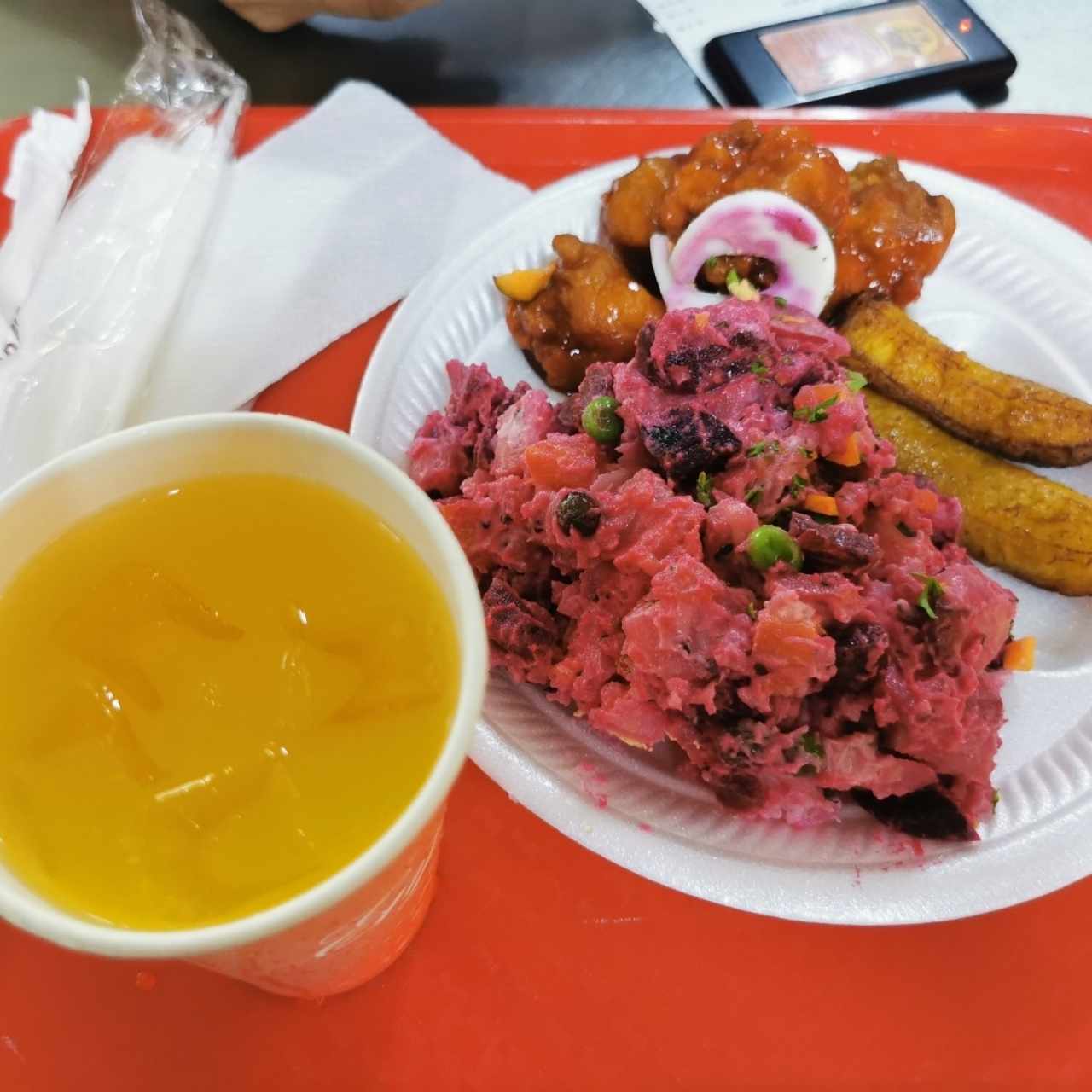 Ensalada de papas, tajada, puerco agridulce y chicha de piña