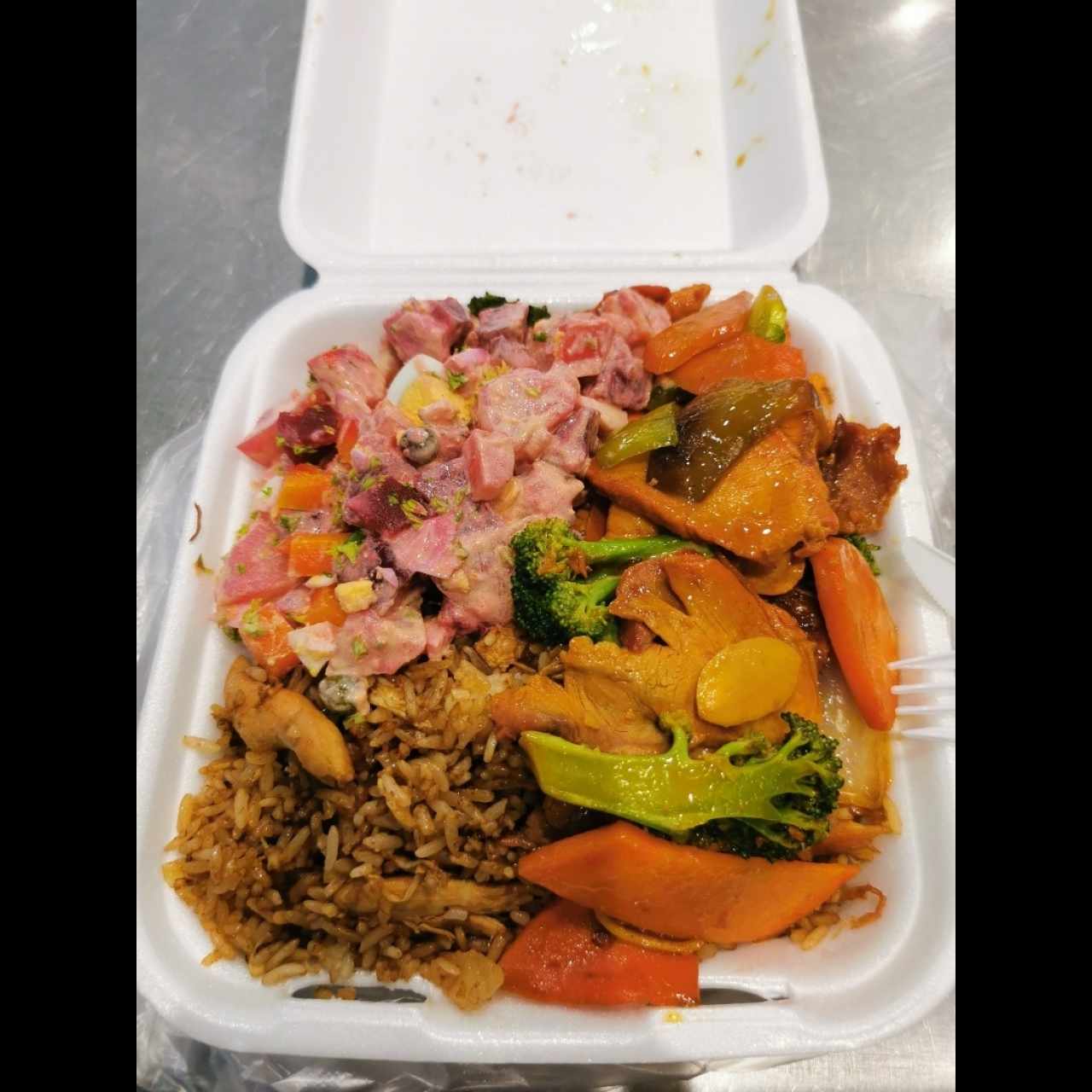 Arroz frito, ensalada de papas y vegetales con carne y pollo