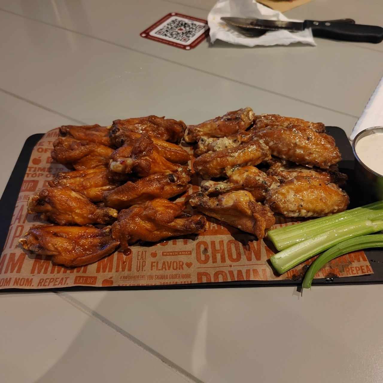 Alitas - Buffalo Chicken Wings
De garlic parmesan a la derecha y korean bbq a la izquierda