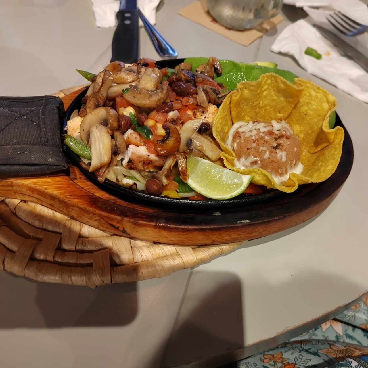 Faji-Tsss - Fajitas de Pollo
Nota: vienen con tortillas de maiz o de harina. Solo que mi madre no quiso tortillas, asi que no están presentes en la foto. 