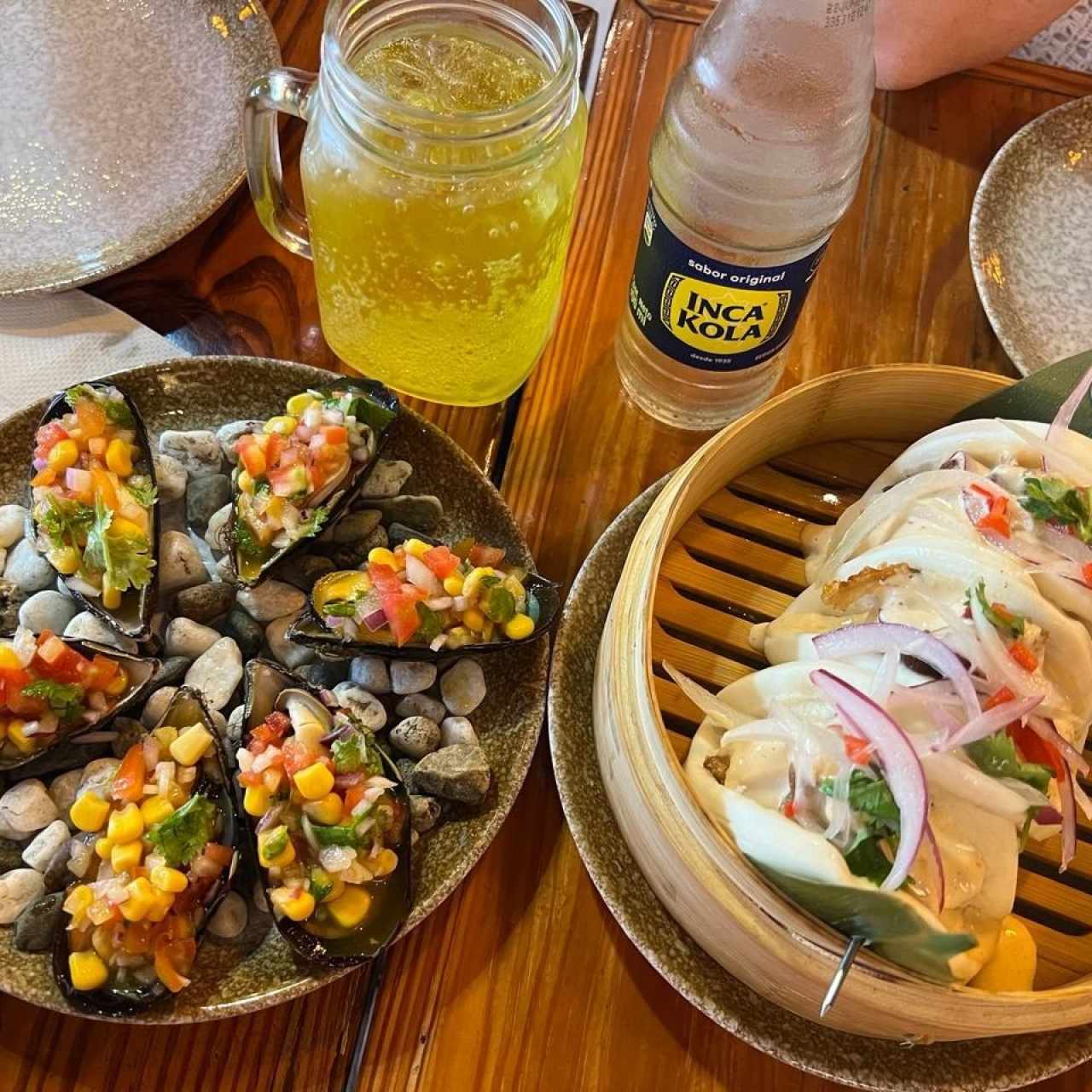 Mejillones a la chalaca y bao bao