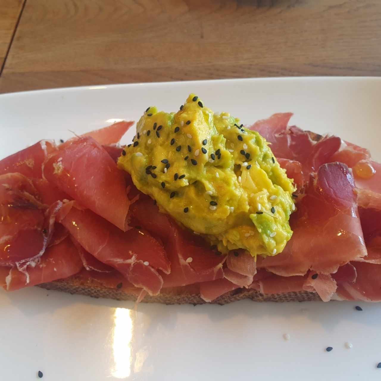tostada de jamòn serrano y aguacate