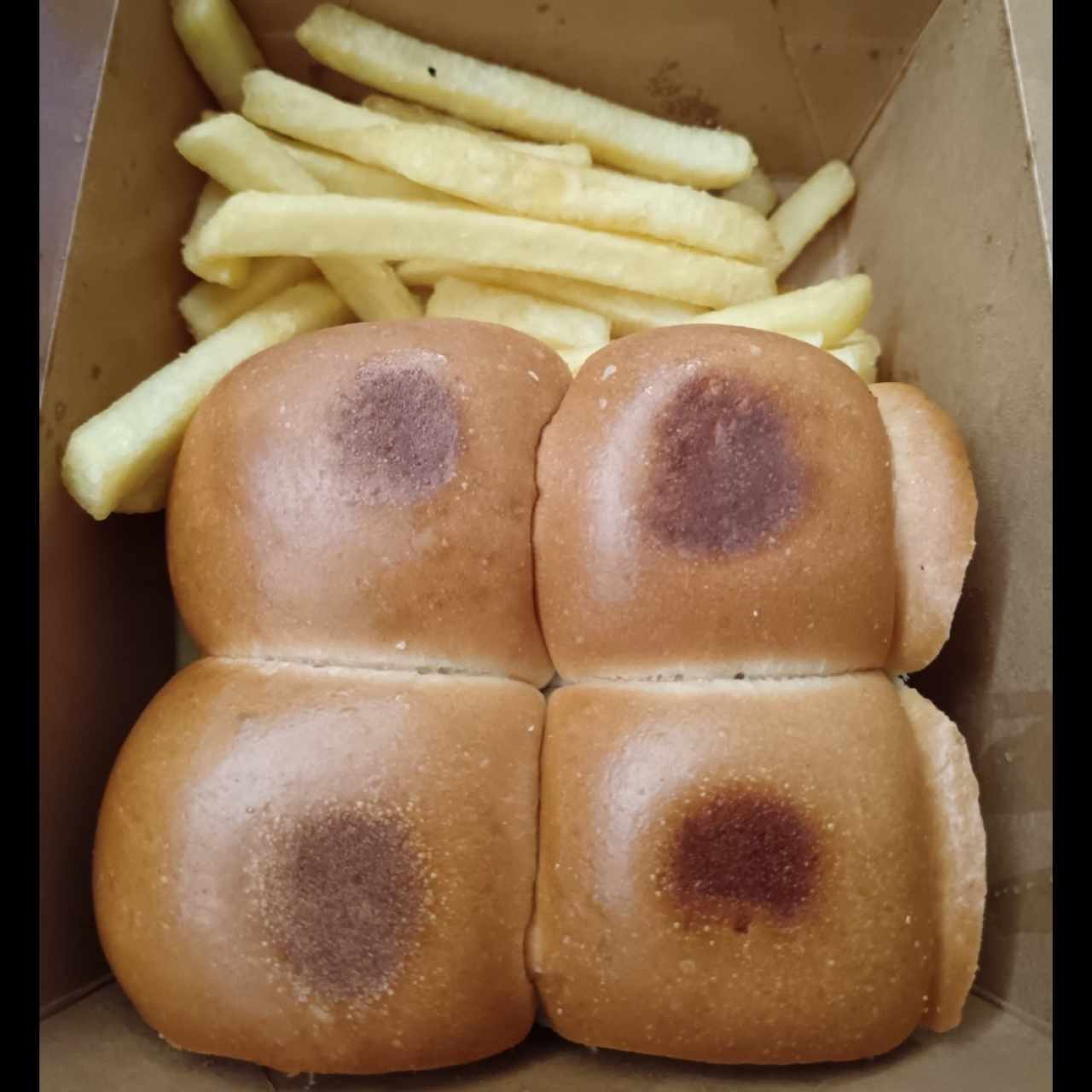 Mini burgers con papas fritas 