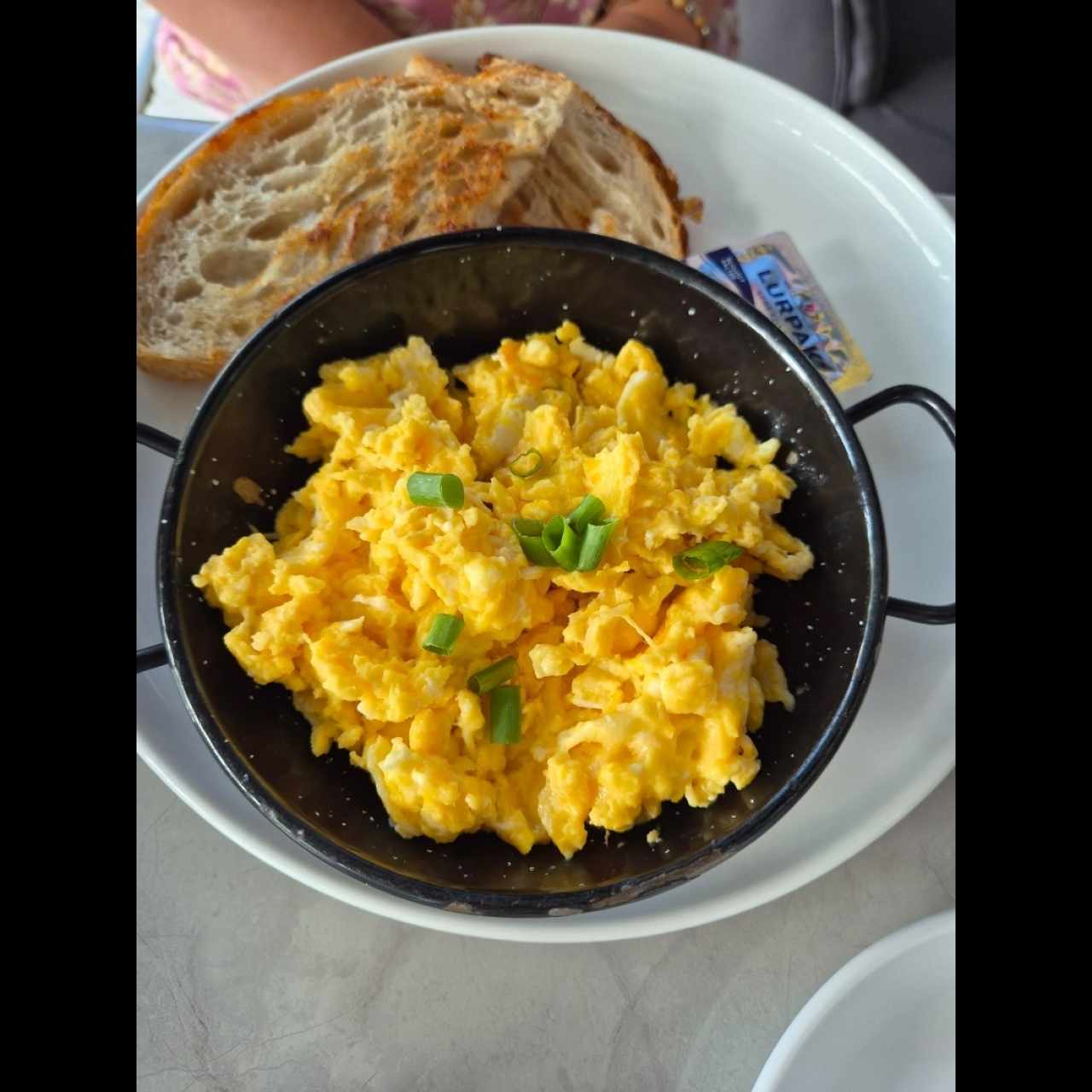 DESAYUNO - CHEESY SCRAMBLED