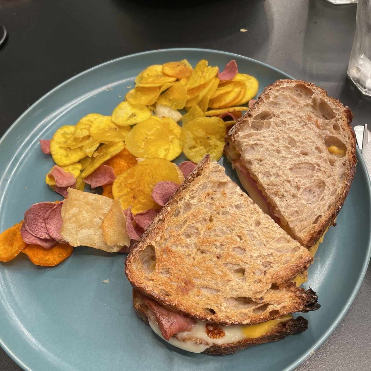 Derretido de Cheddar, Mozzarella, Peperoni y Jamon