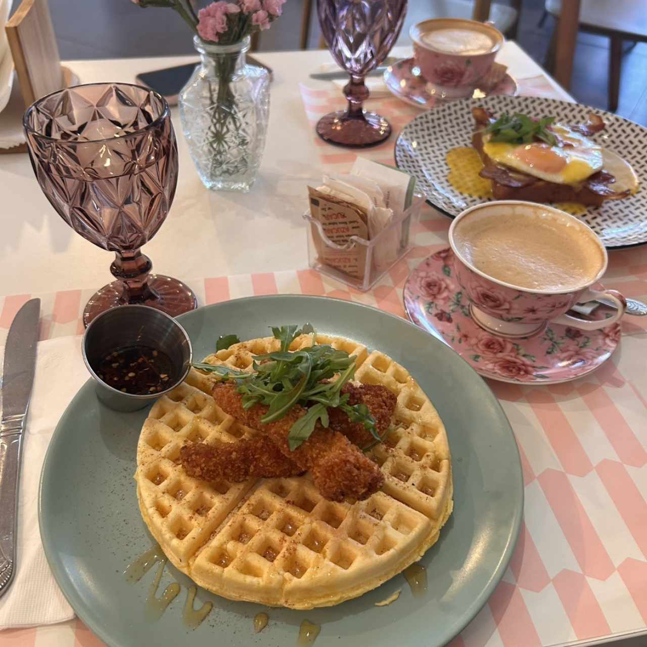 Waffles de Yica con pollo y Huevos Benedictinos ambos acompañados de Capuchinos 