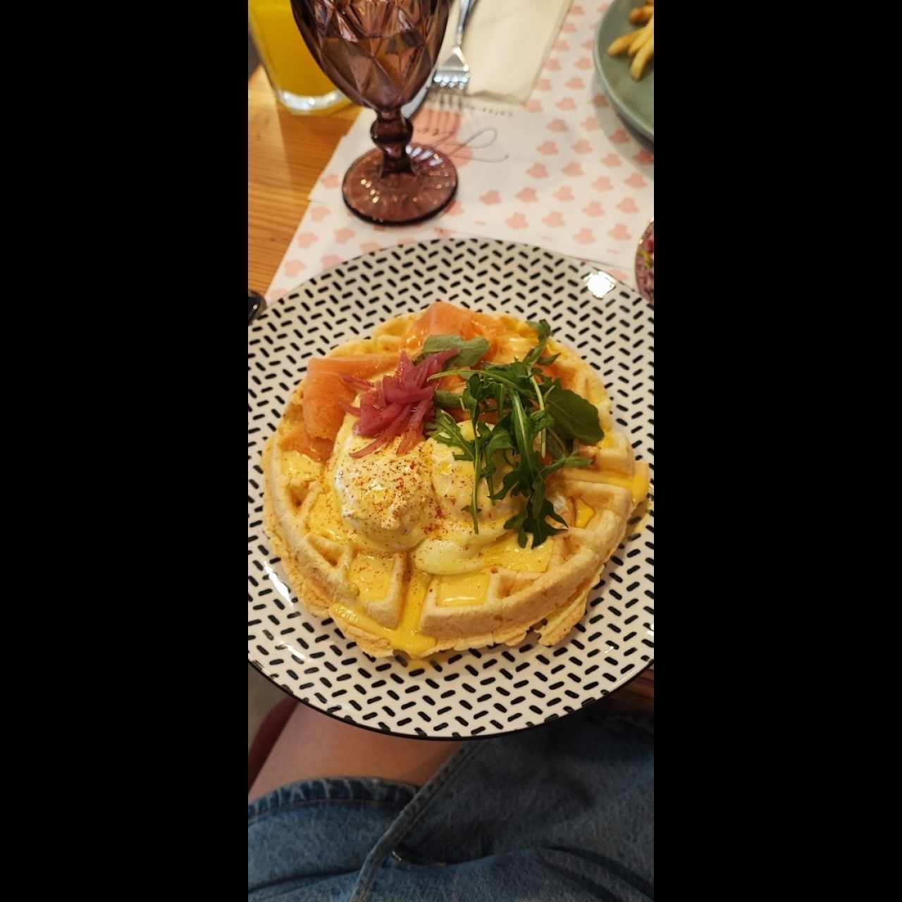 salmon benedictino y yucca waffle