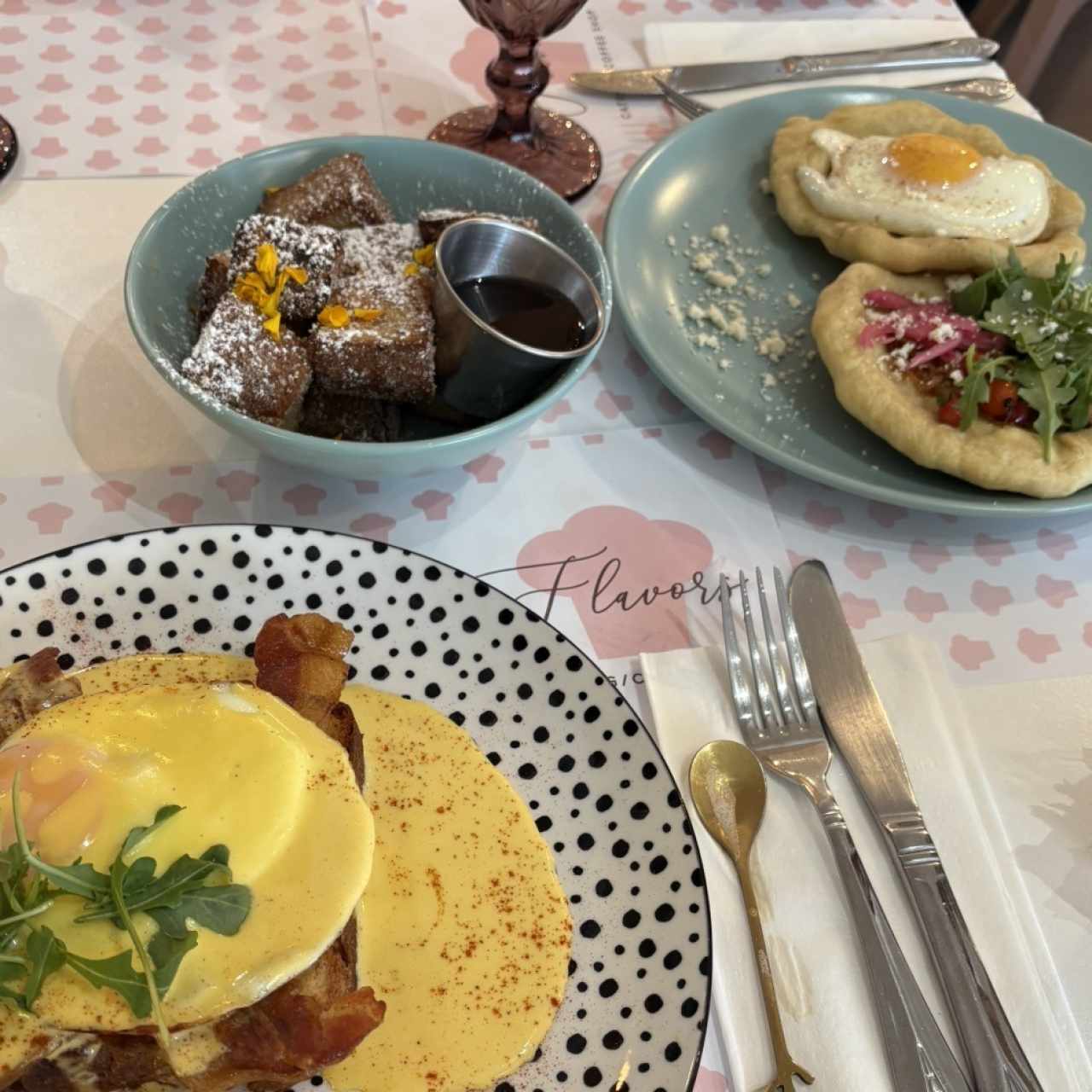 Benedictos, tostadas francesas y nube de hojaldre