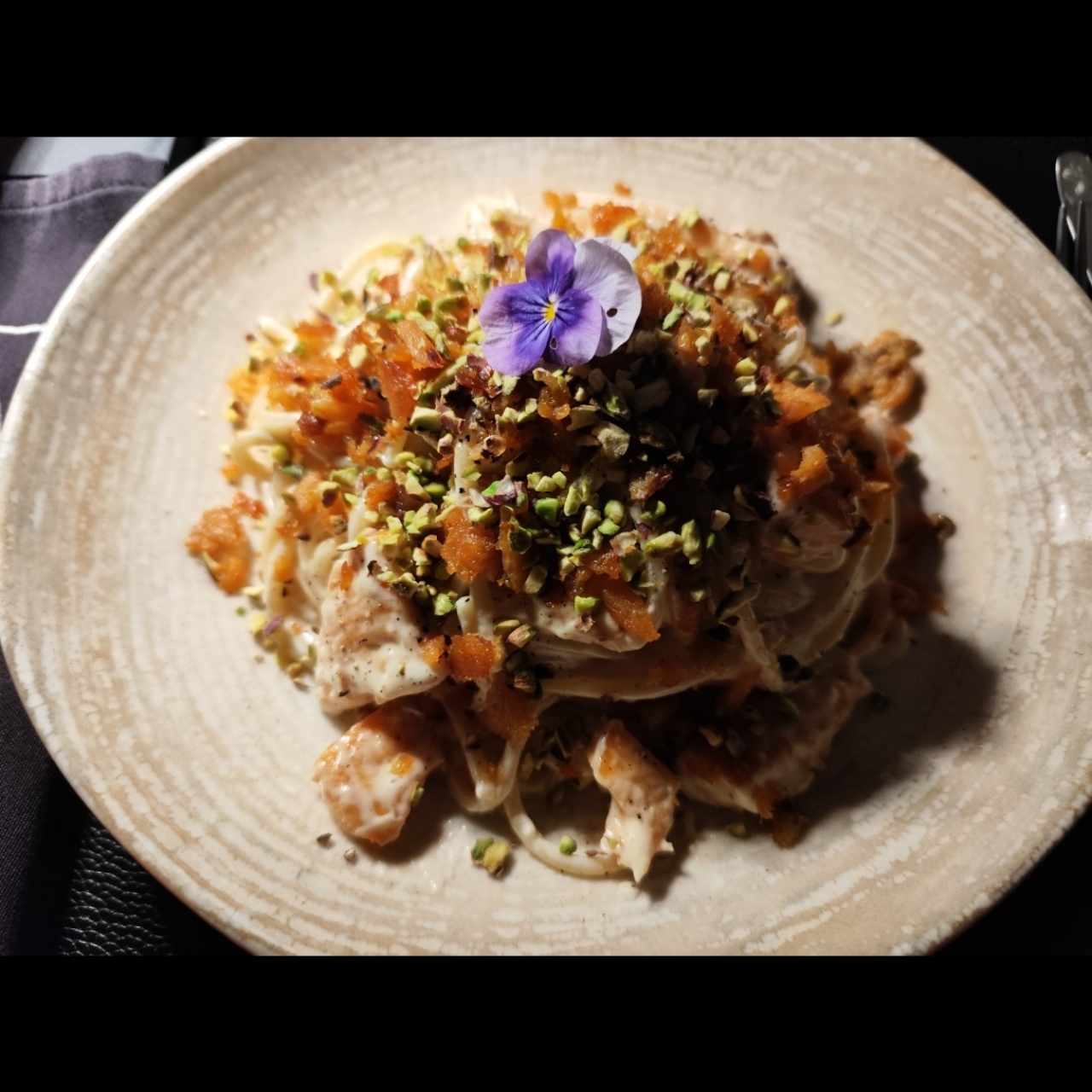 Spaguetti de salmón con pistaccio