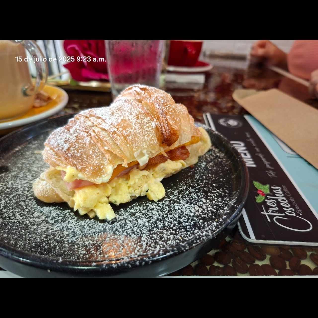 Croissant Relleno de jamón, bacon, queso, huevo