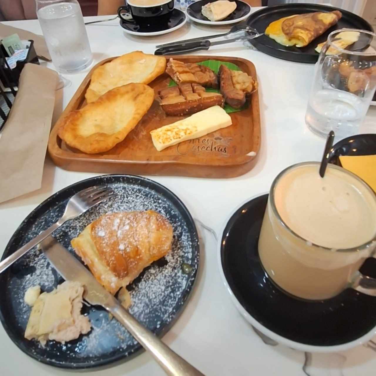Croissant Relleno de jamón, bacon, queso, huevo y desayuno cirollo porkbelly