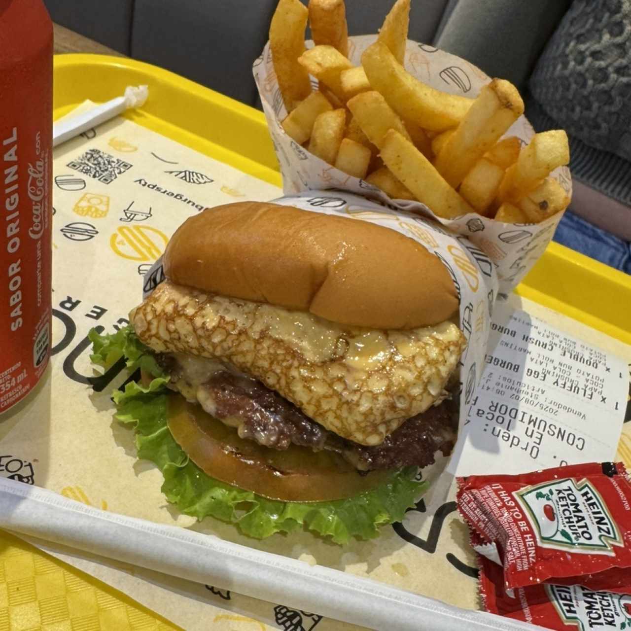 Fluffy egg burger + papas + soda
