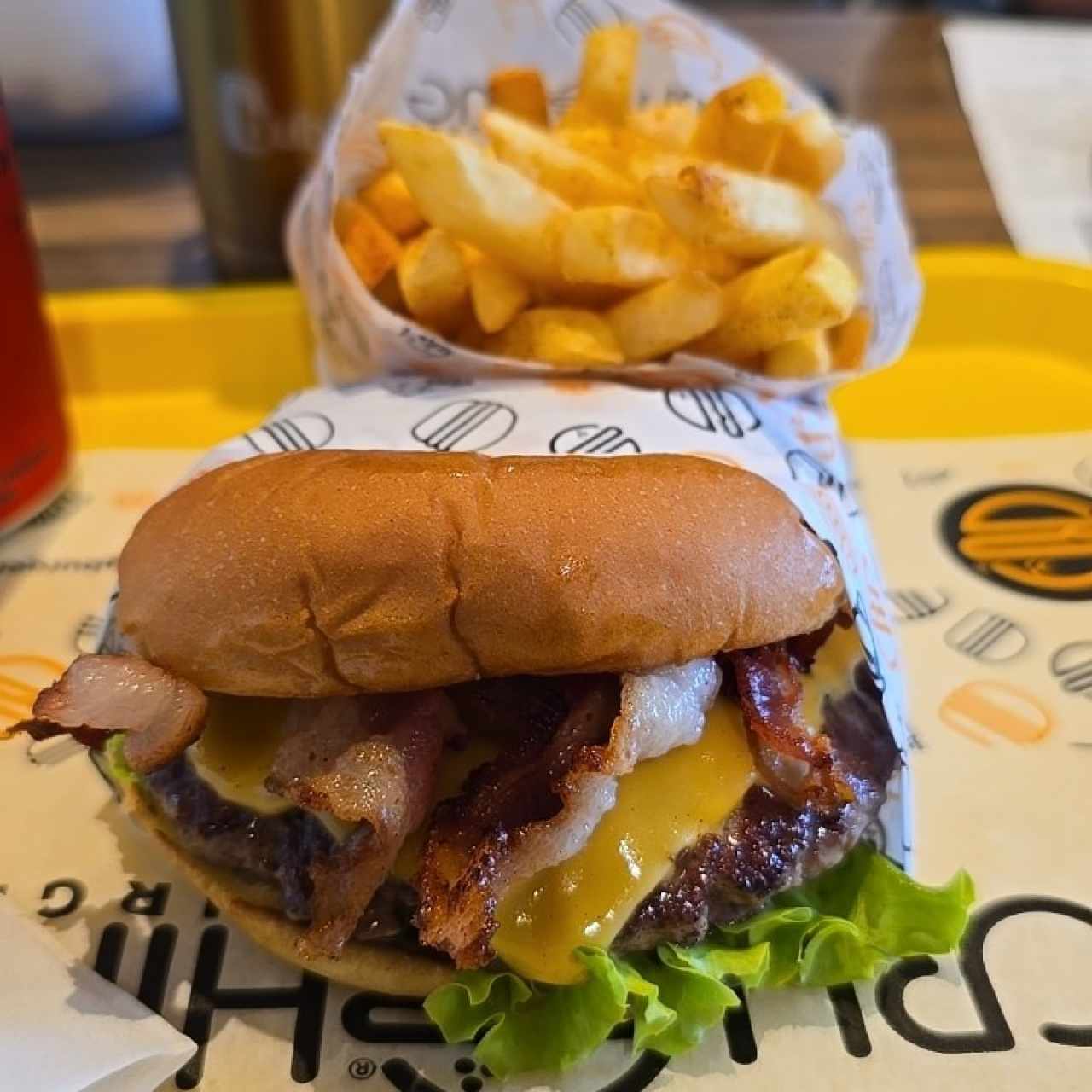 Smokey bacon burger + papas + soda