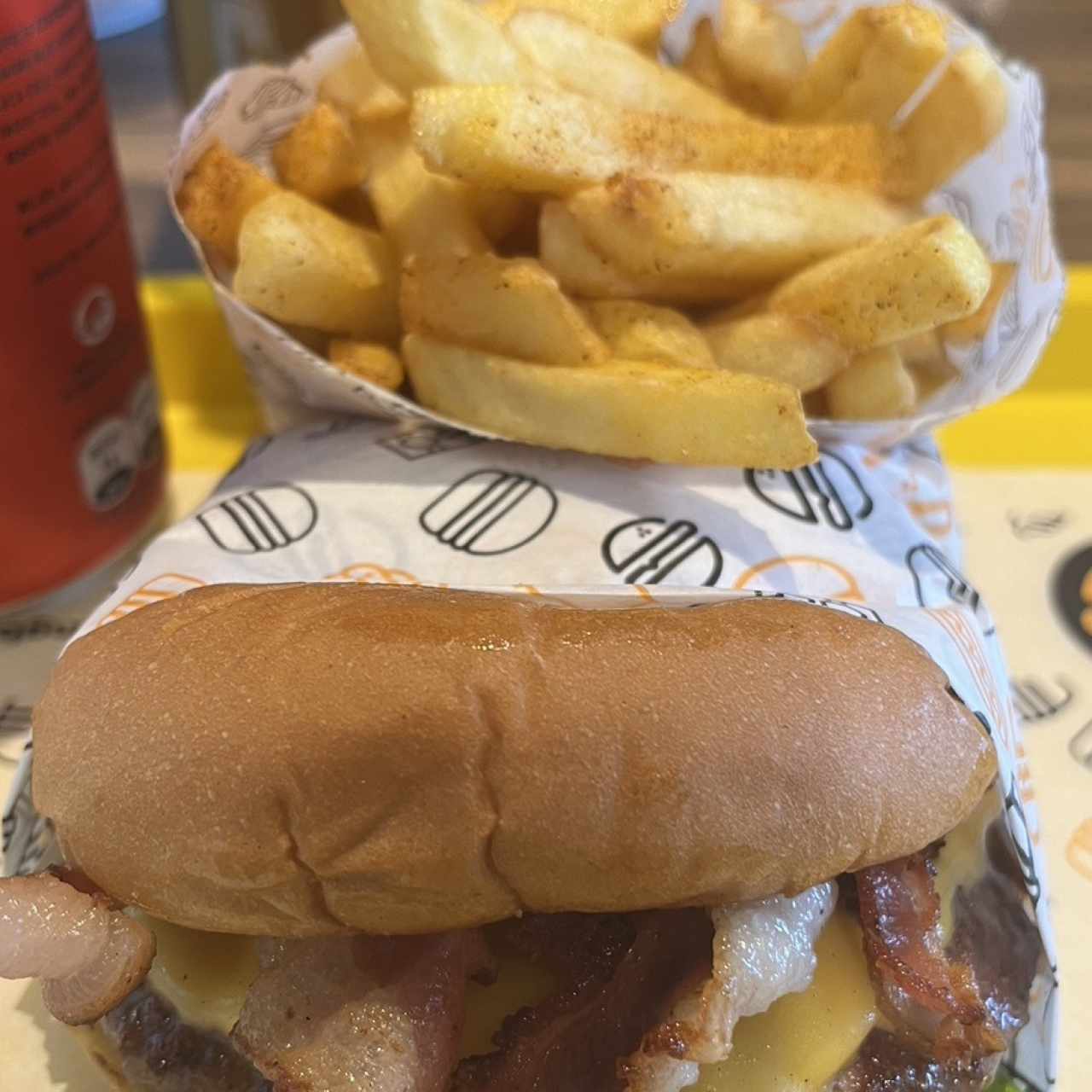 Smokey bacon burger + papas + soda