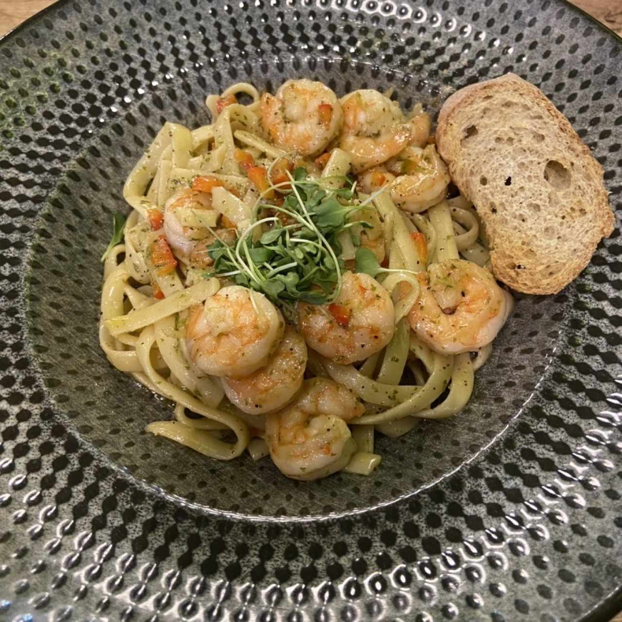 Pasta Pesto con Camarones