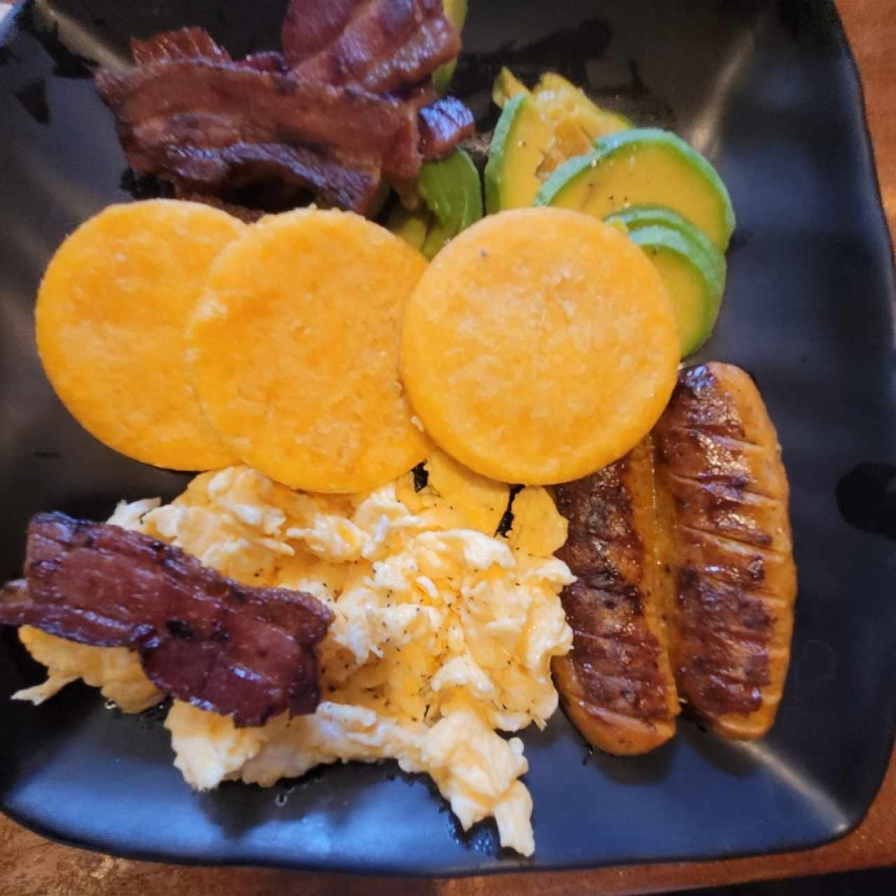 Desayunos - Típico con extra tocino 