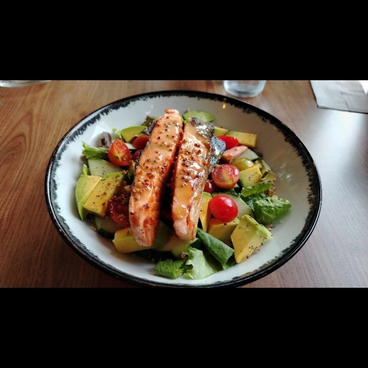 Ensalada de quinoa, lechuga y salmón. 
