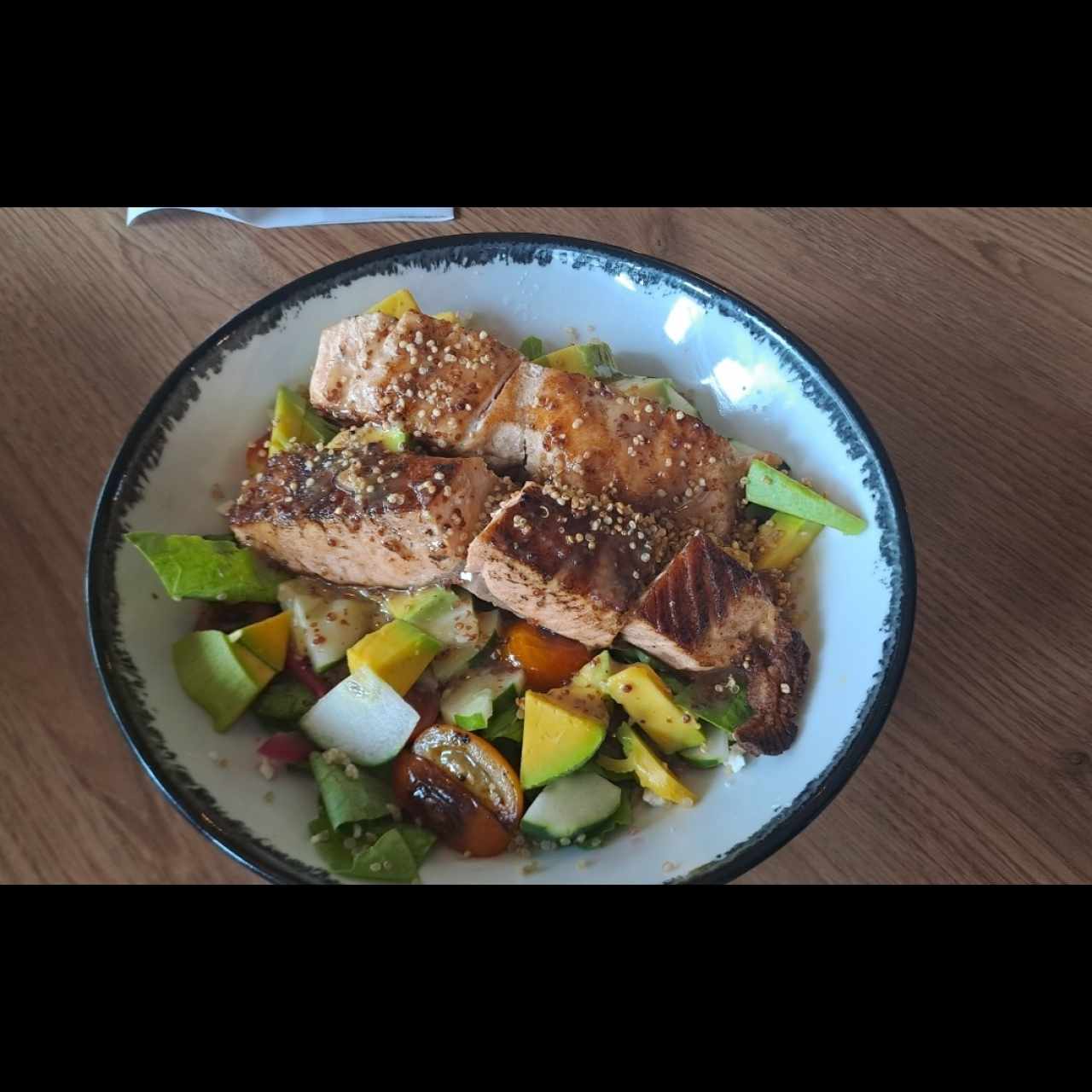 Bowl de quinoa con salmón