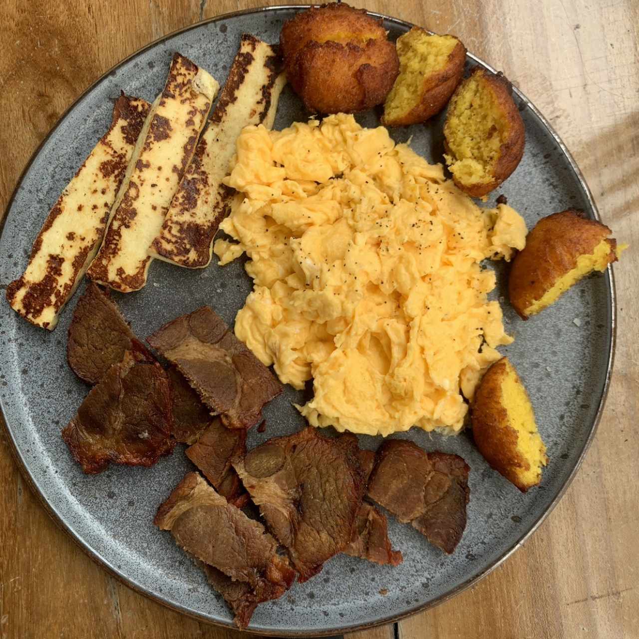 Desayuno típico: puerco, torrejitas , queso y huevo