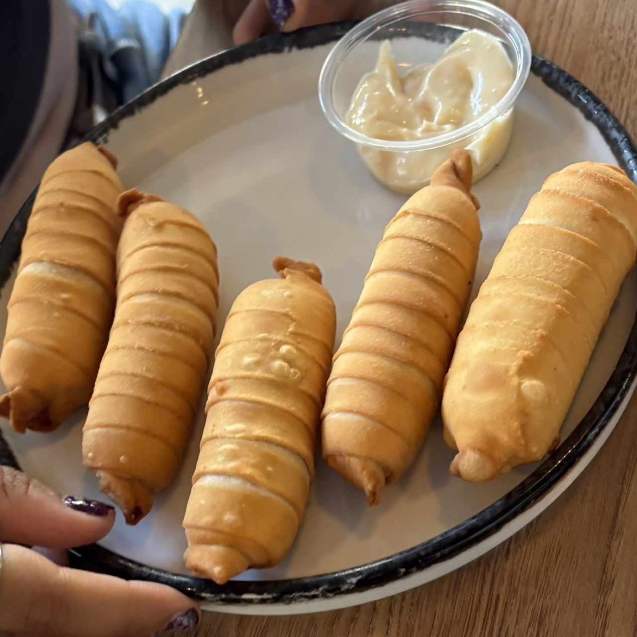 Tequeños con salsa de la casa