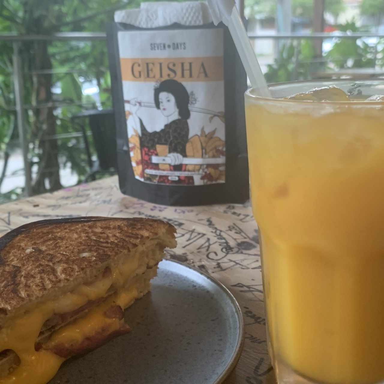 Emparedado con jugo de maracuyá 