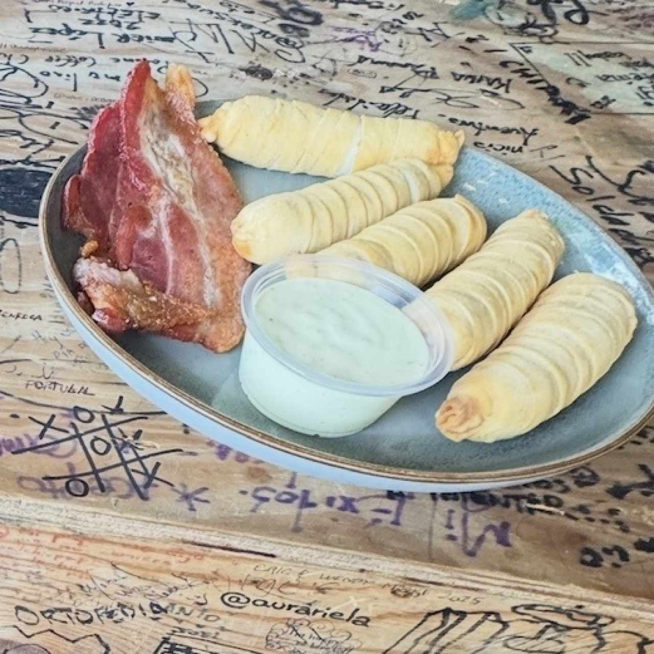 Tequeños con salsa de la casa y bacon