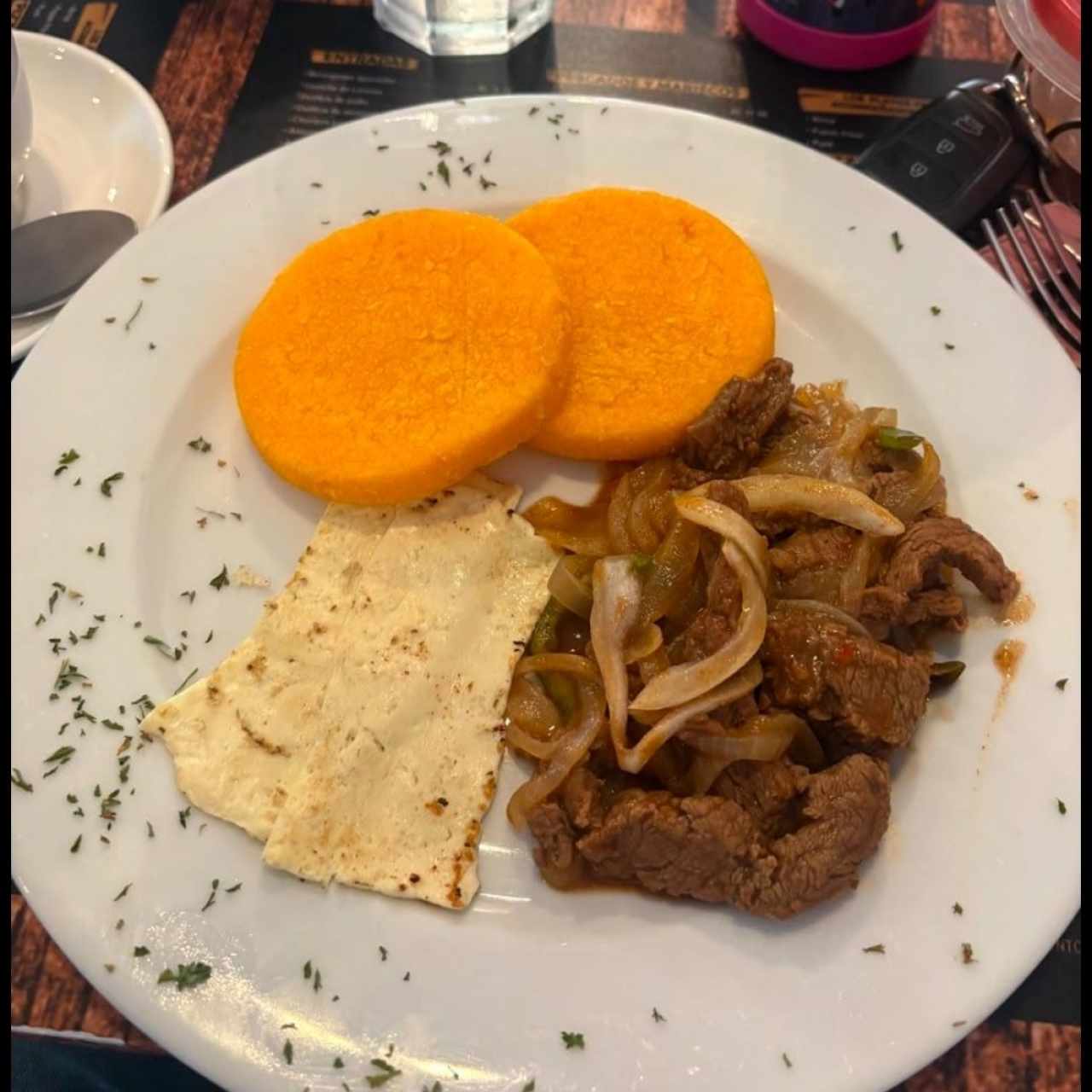 bistec encebollado
