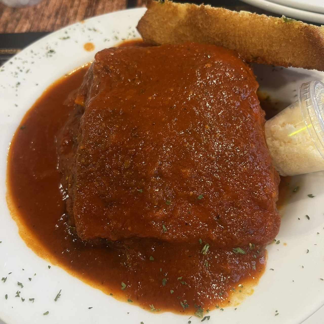 Lasaña de carne en salsa roja o blanca.