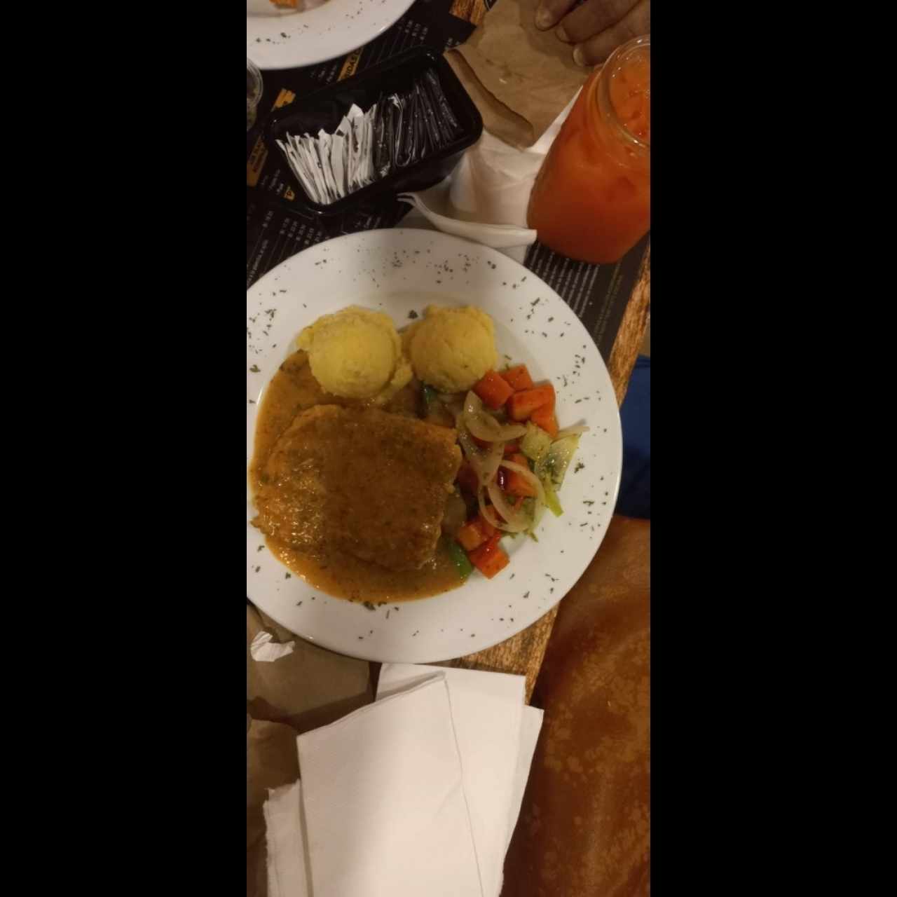 Filete de corvina a la plancha, al ajillo, a la criolla o apanada.