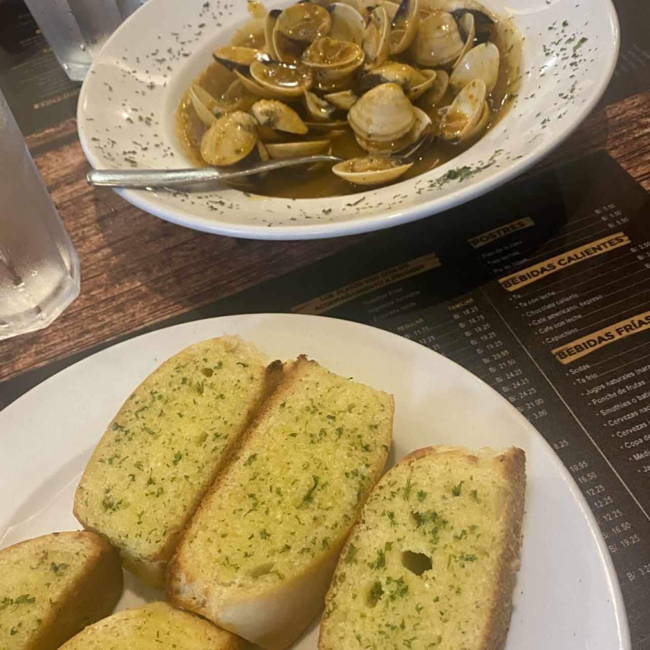 Almejas al ajillo o napolitanas