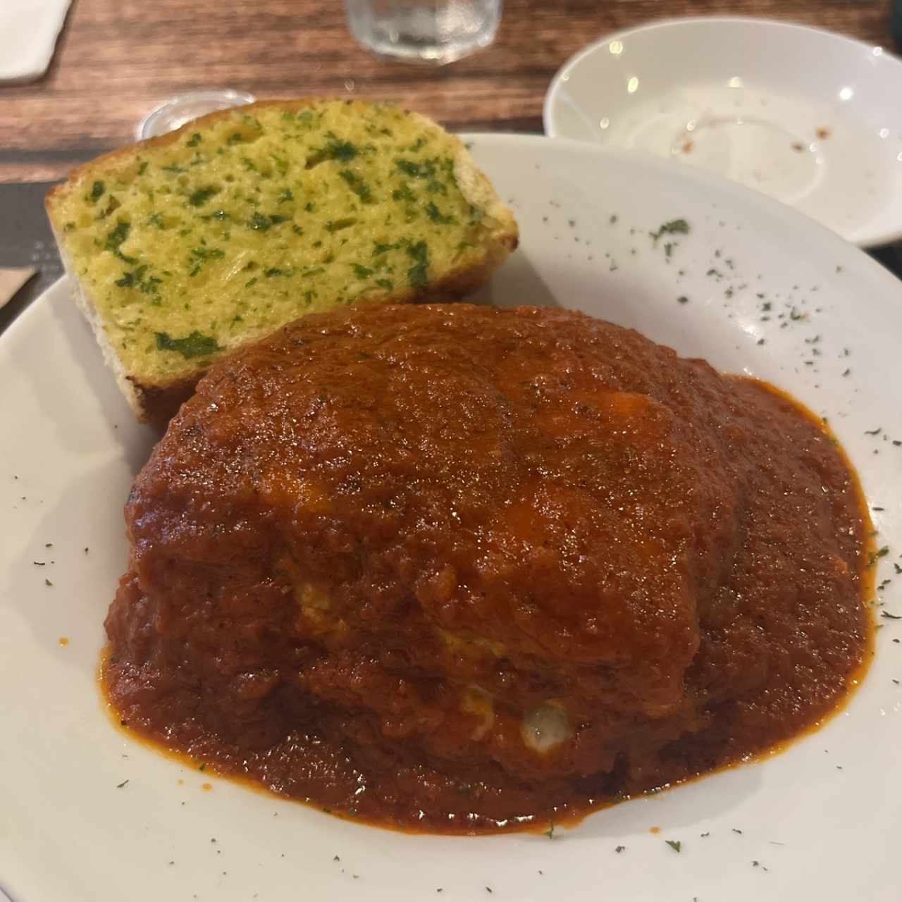 Lasaña de pollo en salsa roja o blanca.