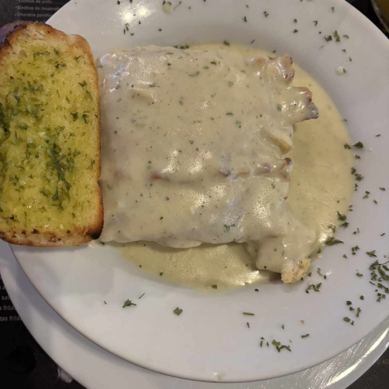 Lasaña de pollo en salsa roja o blanca.