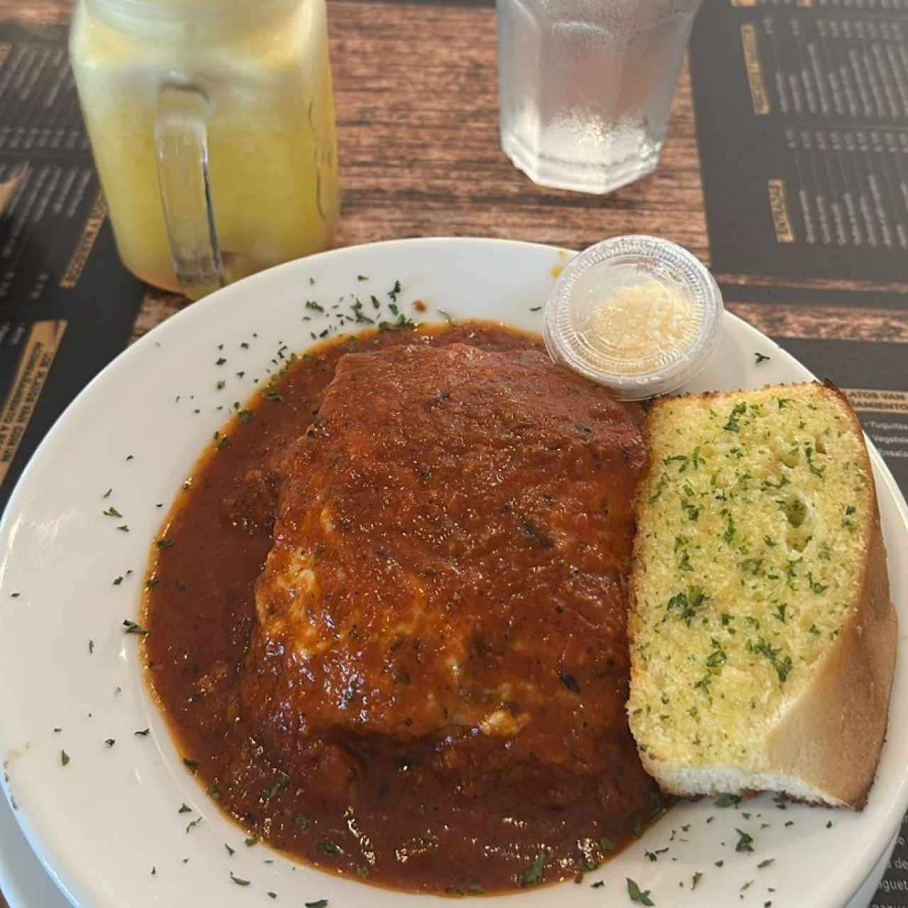 Lasaña de carne en salsa roja o blanca.