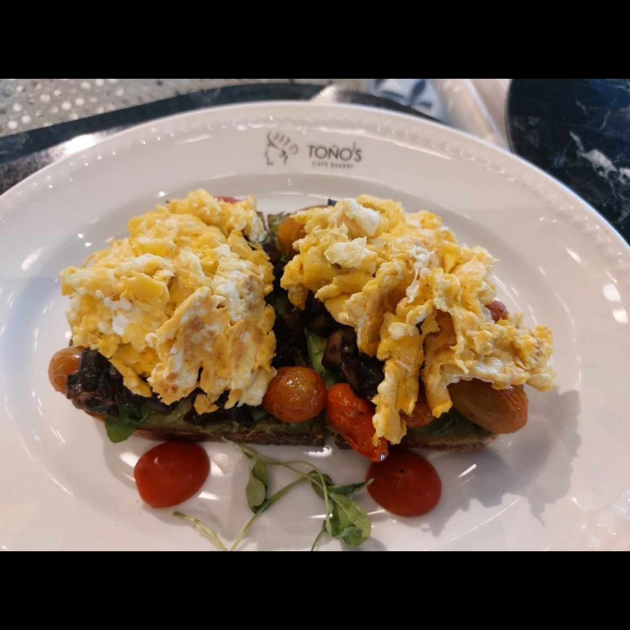 Avocado toast con huevos revueltos