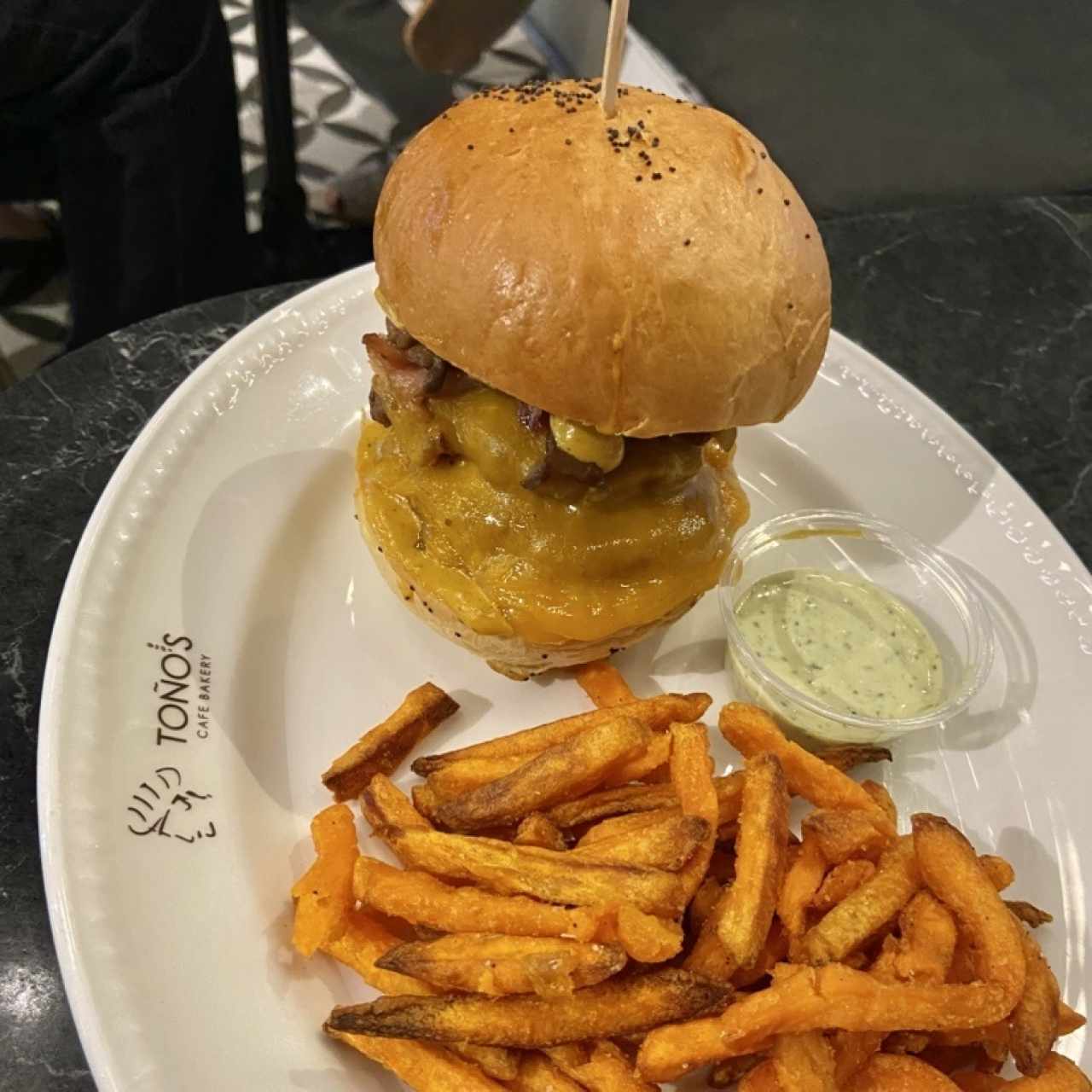 Hamburguesa con papitas de camote