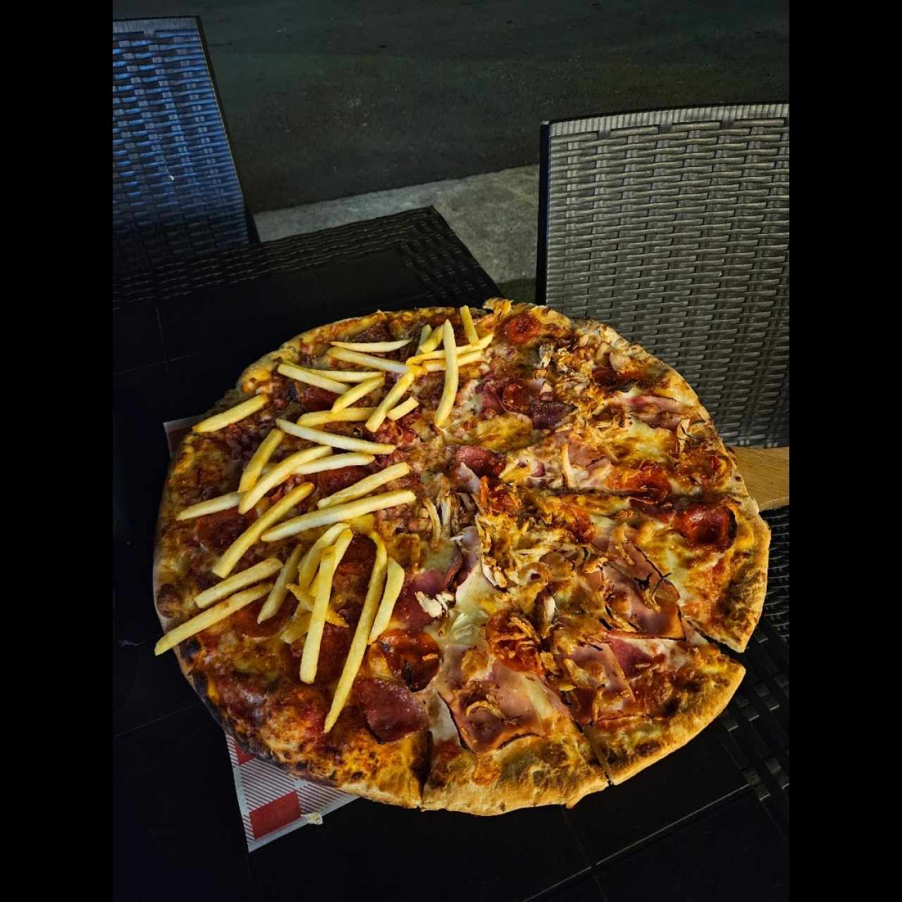 pizza de combinacion y de papas peperoni